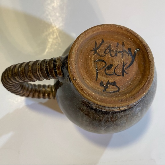 Handmade Mug by Kathy Peck, signed, GUC, Brown glaze, Capacity approx 10oz - Picture 6 of 6
